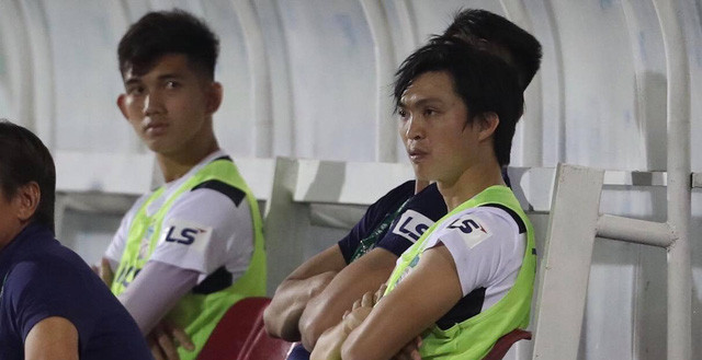 Tuấn Anh ngồi dự bị trong trận đấu giữa HAGL và CLB Hải Phòng tại vòng 6 V-League 2020.