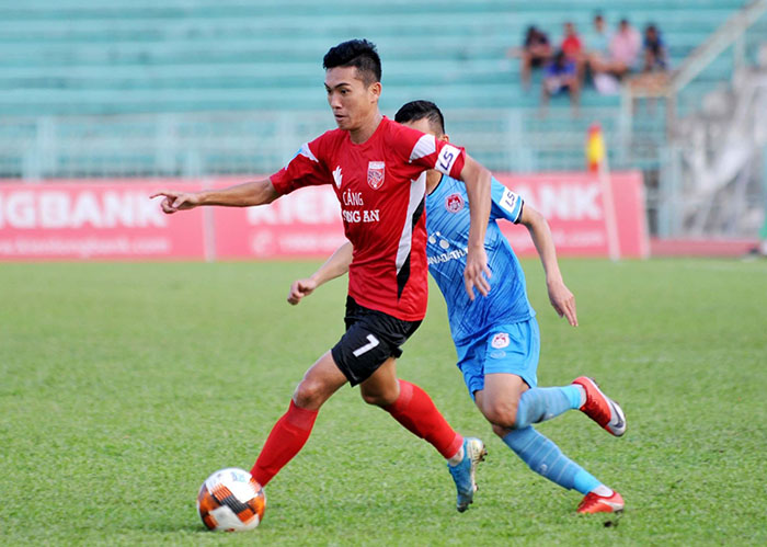 Sau đó là cú sút kỹ thuật của Đoàn Hải Quân. Tiếc là pha dứt điểm của số 7 đã chạm vào người của 1 hậu vệ áo xanh đi ra ngoài một cách đáng tiếc.