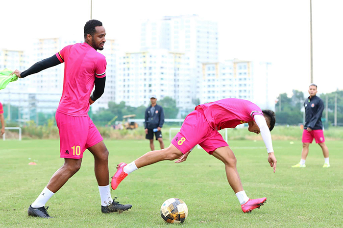 Pedro Paulo (10) là nhân tố có đóng góp quan trọng trong thành công của Sài Gòn FC hiện tại. Sau 11 vòng đấu, chân sút người Brazil đã ghi được 7 bàn thắng và đang dẫn đầu danh sách vua phá lưới của giải.
