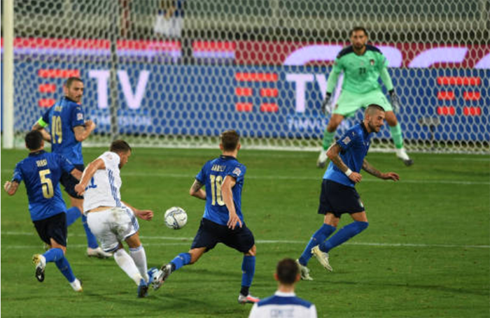 Độ bóng áo trắng cũng có những câu trả lời đầy sức nặng khi đội trưởng Edin Dzeko rất chịu khó tung ra những cú sút.