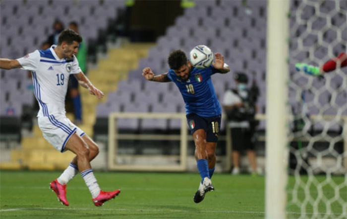 Phía cánh trái, Lorenzo Insigne thi đấu rất tích cực, nhưng chưa thể mang đến sự khác biệt.