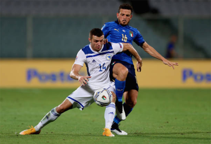 Cầm bóng và tạo ra nhiều cơ hội ăn bàn, song đội bóng áo thiên thanh vấp phải sự kháng cự mạnh mẽ đến từ Bosnia. Đầu hiệp 1, những miếng đánh của Italia chủ yếu là từ 2 biên, song hàng thủ áo trắng với thể hình lý tưởng và lối chơi kỷ luật đã hóa giải tất cả.