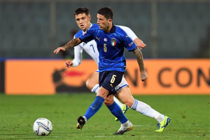 Đụng độ đối thủ khó chơi Bosnia Herzegovina, ĐT Italia thi đấu rất quyết tâm và sớm chiếm lĩnh thế trận. HLV Roberto Mancini sử dụng sơ đồ 4-3-3 trong trận đấu này với thủ thành Donnarumma trong khung gỗ, hàng tứ vệ gồm Acerbi, Bonucci, Biraghi, Florenzi, khu trung tuyến gồm Sensi, Barella, Pellegrini và 3 mũi giáp công Insigne, Chiesa, Belotti.