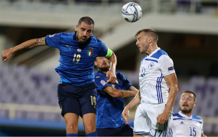 Sang hiệp 2, Bosnia bất ngờ tăng tốc và khiến cho ĐT Italia gặp những khó khăn nhất định.