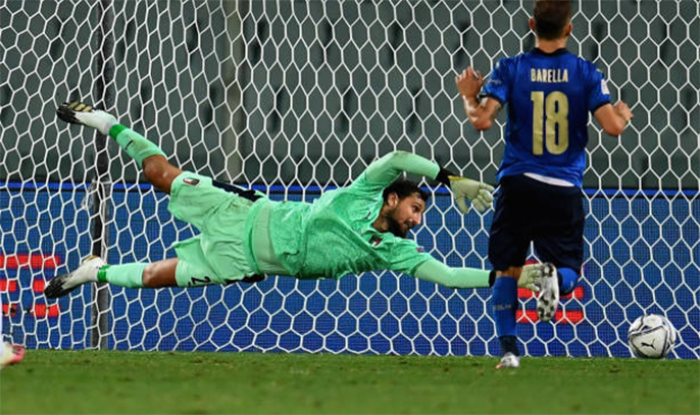 Tình huống bóng xảy đến quá nhanh nên thủ thành của AC Milan đã không kịp trở tay.