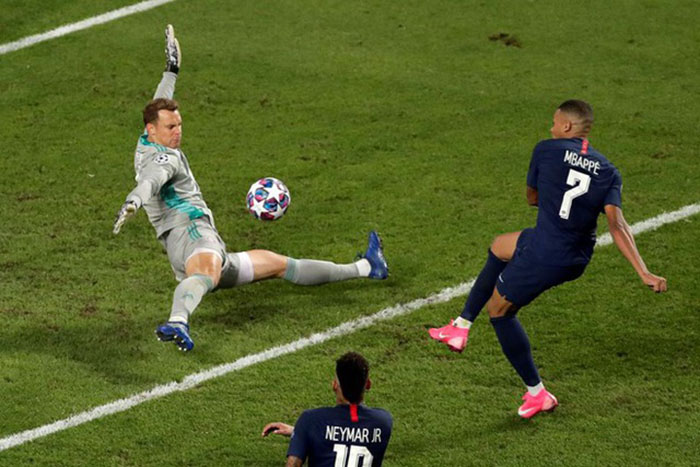 1. Manuel Neuer. Thủ thành người Đức đã có một mùa giải Champions League thành công rực rỡ. Anh góp mặt trong cả 11 trận đấu của Bayern Munich và để lọt lưới tổng cộng 8 lần. Chính phong độ chói sáng của cựu thủ thành Schalke 04 đã giúp Hùm Xám không để thủng lưới trong trận Chung kết gặp PSG.