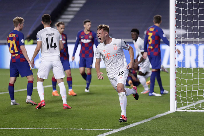 5. Joshua Kimmich. Hậu vệ người Đức cũng có một màn trình diễn ấn tượng ở Champions League vừa qua. Anh lên công - về thủ nhịp nhàng bên hành lang cánh phải và luôn đe dọa đối phương bằng những đường tạt bóng hiểm hóc.