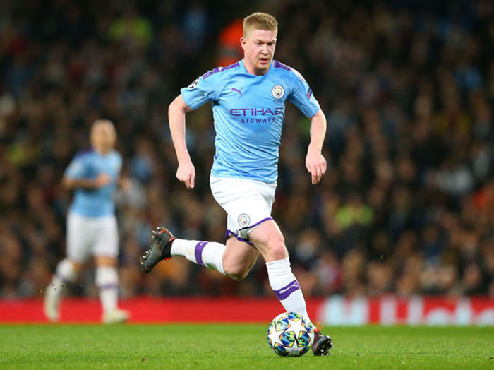 8. Kevin De Bruyne. Tiền vệ của Manchester City là đại diện duy nhất của Ngoại hạng Anh trong danh sách đề cử cầu thủ xuất sắc của Champions League 2019/20. Với khả năng bao quát tuyến giữa và tung ra những đường chuyền sắc sảo, De Bruyne xứng đáng được vinh danh. Tiếc là Man City vẫn tỏ ra thiếu bản lĩnh ở đấu trường châu Âu.
