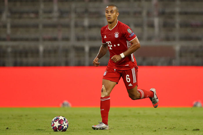 9. Thiago Alcantara. Cựu cầu thủ của Barcelona là nhân tố rất quan trọng ở hàng tiền vệ Bayern Munich. Anh điều phối bóng tốt. Với kỹ thuật cá nhân tốt và sự sáng tạo, Thiago đã góp sức đáng kể vào thành công chung của đội nhà.