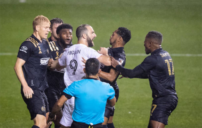 Higuain dùng cánh tay đẩy một cầu thủ Philadelphia Union, suýt nữa đã có cuộc xô xát.