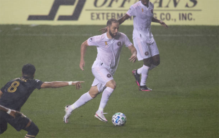 Higuain được bố trí thi đấu ở vị trí cao nhất trên hàng công. Vì thời tiết có mưa nên ảnh hưởng phần nào đến màn ra mắt của chân sút người Argentina.