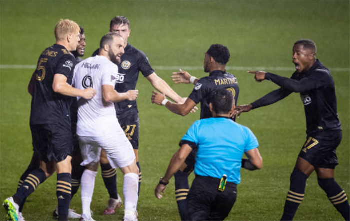Ngay lập tức, số 9 Inter Miami mắc bẫy và anh có những lời qua tiếng lại với các cầu thủ đối phương.