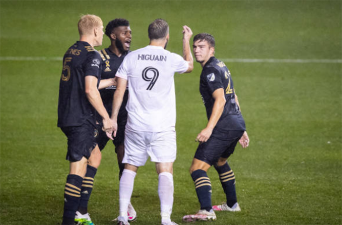 Sau tình huống sút hỏng penalty, các cầu thủ chủ nhà đã vây lấy Higuain và có những lời khiêu khích. Đây là một cách để họ tạo sự ức chế cho 1 chân sút có đẳng cấp.