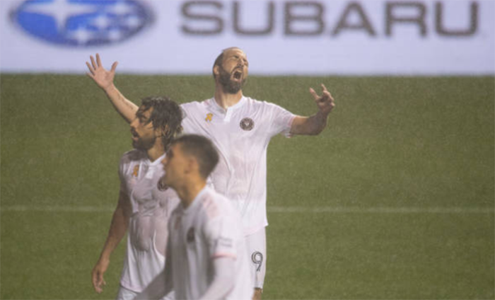 Rất may là đã không có điều đáng tiếc xảy ra. Cuối trận, đội bóng của Higuain nhận thêm 1 bàn thua ở phút 90+6 và chịu thất bại 0-3 chung cuộc.