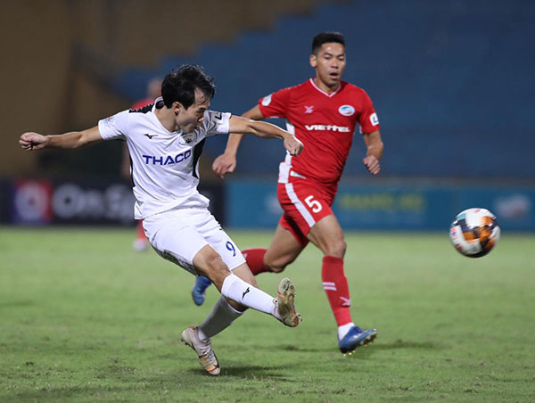Ở trận đấu đầu tiên tại giai đoạn II V-League 2020, HAGL đến làm khách trên sân Hàng Đẫy của Viettel. Sau khi chính thức trụ hạng, đội bóng Phố Núi thi đấu rất thoải mái và không hề e ngại trước đối thủ đang có phong độ cao.