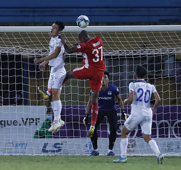 Chung cuộc, HAGL thua Viettel 1-4. Với kết quả này, đoàn quân của 2 HLV Nguyễn Văn Đàn và Dương Minh Ninh vẫn xếp ở vị trí thứ 7 trên BXH với 20 điểm. Trong khi đó, Viettel tiếp tục duy trì vị trí thứ 2 trên BXH với 25 điểm.