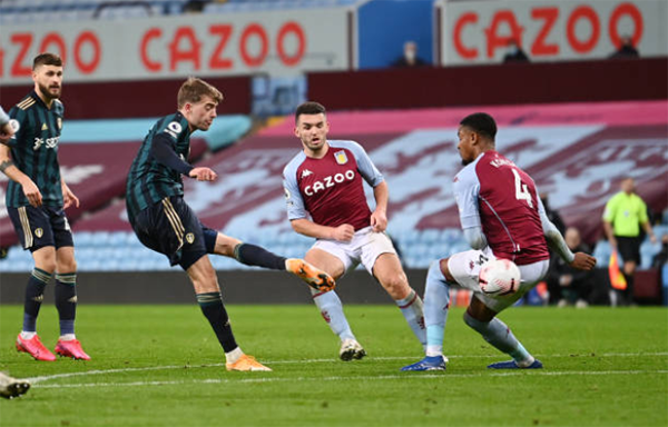 Và bàn thắng thứ 2 đến với họ như 1 điều tất yếu. Phút 67, lại là Bamford khiến Aston Villa ôm hận với cú sút xa kỹ thuật ở khoảng cách 17m. Bóng đi rất khó chịu và thủ thành Martinez chỉ còn biết chôn chân đứng nhìn.
