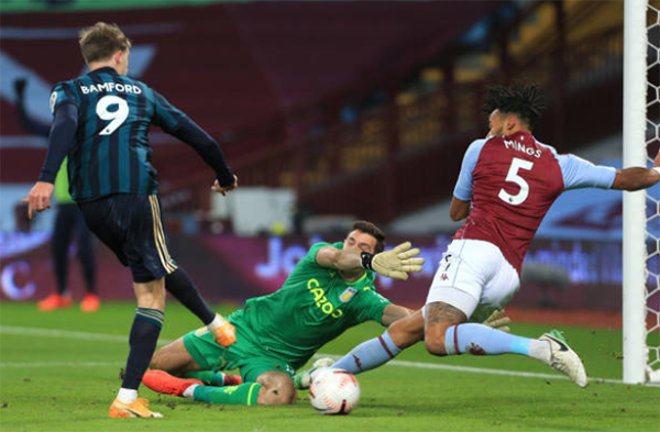 Sang hiệp 2, Villa bất ngờ nhận bàn thua sau pha ghi bàn của Patrick Bamford ở phút thứ 55. Ở tình huống này, hàng thủ đội bóng áo bã trầu có phần mất tập trung và tạo điều kiện cho số 9 phía Leeds băng vào dứt điểm cận thành.