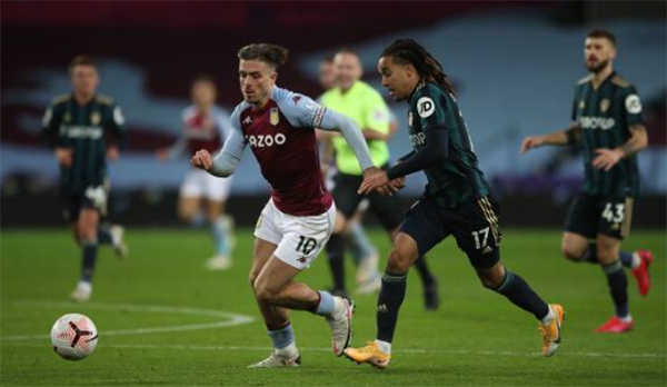 Không còn gì để mất, Aston Villa dâng cao đội hình tìm bàn rút ngắn tỷ số.