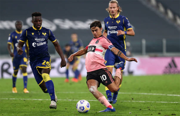 Sang hiệp 2, Juventus dâng cao đội hình và gia tăng sức ép về phía khung thành Verona.