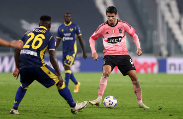 Không còn gì để mất, đội bóng áo hồng tấn công dồn dập.