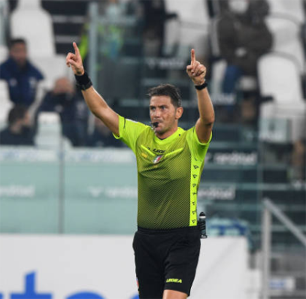 Nhưng sau khi check VAR, trọng tài chính đã khước từ bàn thắng của đội chủ nhà.