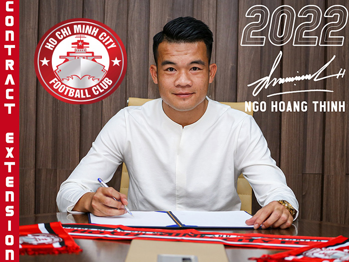 Hoàng Thịnh trong buổi ký hợp đồng gia hạn với CLB TP.HCM. Ảnh: Fanpage CLB TP.HCM.