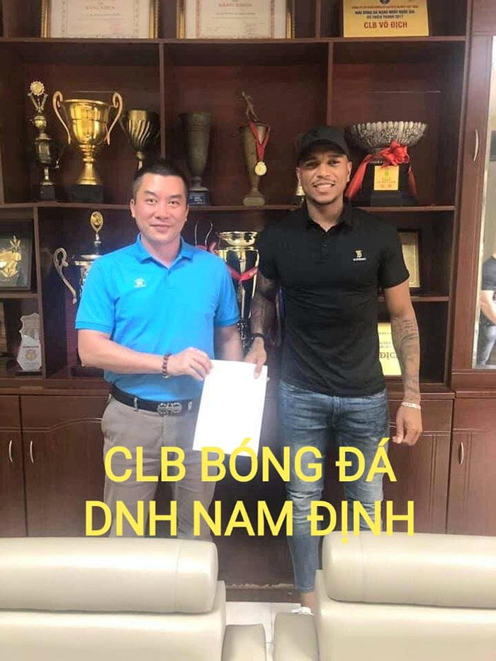 CLB SLNA cũng không còn sự phục vụ của Filipe Martins. Chân sút người Brazil đã đến cập bến tại Dược Nam Hà Nam Định.