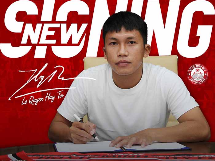 Huy Tín ký hợp đồng 3 năm với CLB TP.HCM. Ảnh: Fanpage CLB TP.HCM.