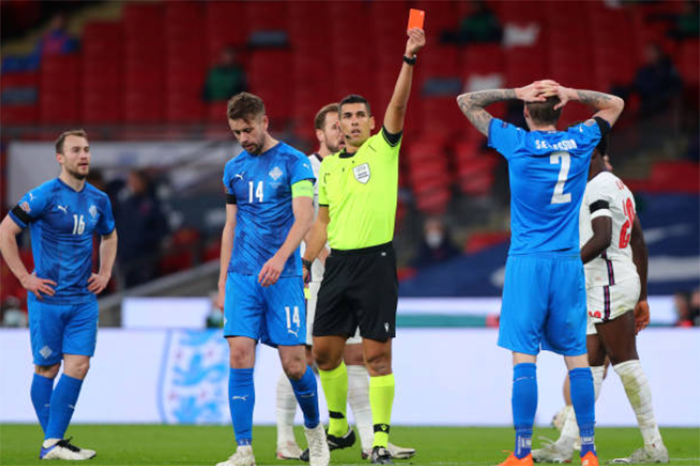 Bước ngoặt trận đấu đến với Iceland khi hậu vệ Birkir Saevarsson nhận thẻ đỏ (2 thẻ vàng) ở phút 54.