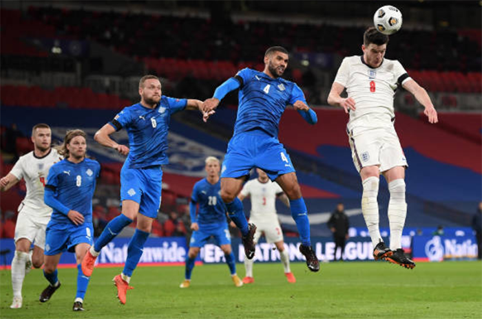 Phút 20, điều ĐT Anh trông chờ cũng đã đến. Xuất phát từ quả đá phạt của Phil Foden, Declan Rice bật cao đánh đầu lái bóng tung lưới Iceland, mở tỷ số trận đấu.