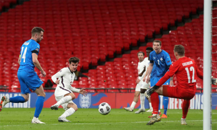 Phút 24, đến lượt Mason Mount ghi tên mình lên bảng tỷ số với pha bóng chớp thời cơ trong vòng cấm Iceland. Anh bình tĩnh đi bóng và dứt điểm chéo góc, nhân đôi cách biệt.