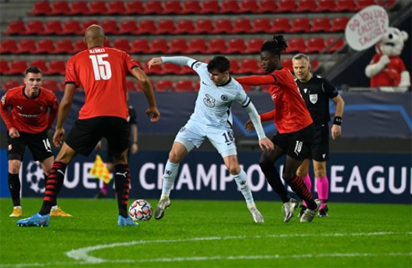 Rạng sáng nay (25/11, theo giờ Việt Nam) Chelsea có chuyến làm khách đến sân của Rennes tại lượt trận thứ 4 vòng bảng Champions League. Với quyết tạm giành trọn 3 điểm HLV Frank Lampard đã tung ra sân những cái tên thiện chiến nhất như: Edouard Mendy, Thiago Silva, Ben Chilwell, Mason Mount, Tammy Abraham hay Timo Werner.