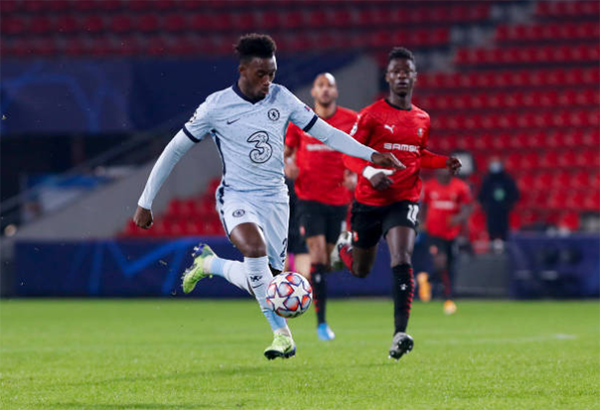 Mũi tấn công phía cánh phải nơi có sự góp mặt của Callum Hudson-Odoi cho thấy sự hiệu quả. Và chính anh cũng là người ghi bàn mở tỷ số cho trận đấu ở phút thứ 22. Sau pha dốc bóng tốc độ, cầu thủ người Anh đã bình tĩnh hạ gục thủ thành đội bạn trong tình huống đối mặt.