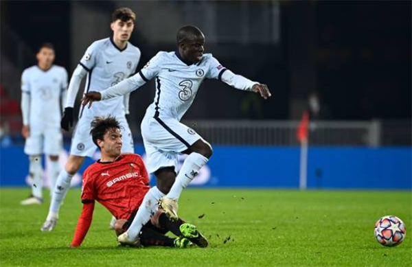 HLV Lampard phải đưa N'Golo Kante vào sân để gia tăng khả năng thu hồi bóng của đội nhà.