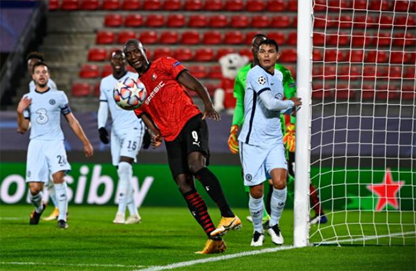 Sang hiệp 2, Rennes gia tăng sức ép và đẩy Chelsea vào thế đá phòng ngự sâu với số đông.