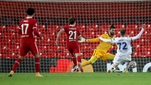 Mãi đến phút 60, bước ngoặt của trận đấu mới đến. Từ đường chuyền tinh tế của Alejandro Gomez ở phía biên phải, Josip Ilicic băng vào đệm bóng cận thành hạ gục Alisson, mở tỷ số cho Atalanta.