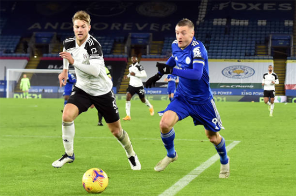 Những cơ hội cứ lần lượt trôi qua trước mũi giày của Jamie Vardy và các đồng đội.