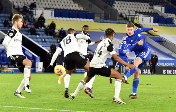 Mãi đến phút 86, Barnes mới có bàn thắng danh dự cho Leicester với cú sút bằng chân trái ở cự ly 7m đưa bóng tìm đến nóc lưới khung thành Alphonse Areola. Chung cuộc Leicester City thất thủ 1-2 trước Fulham trên sân nhà. Kết quả này khiến Bầy Cao tiếp tục giậm chân ở vị trí thứ 4 trên BXH với 18 điểm trong tay. Trong khi đó Fulham tạm thoát khỏi nhóm đèn đỏ (xếp thứ 17) khi đã sở hữu 7 điểm.