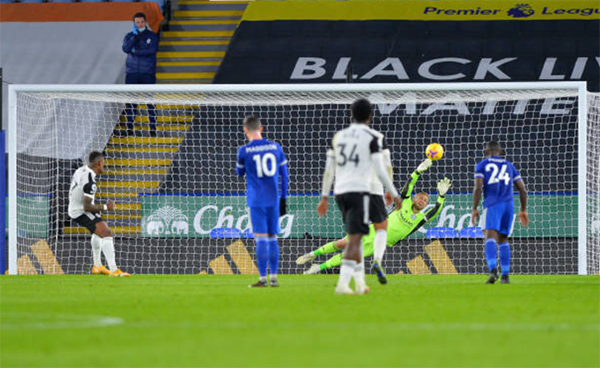 Chính điều ấy đã tạo ra khoảng trống cho các cầu thủ tấn công Fulham thi triển những đường lên bóng rất thoáng. Phút 38, sau khi Christian Fuchs phạm lỗi với 1 cầu thủ đội khách trong vòng cấm, Ivan Cavaleiro tự tin thực hiện quả 11m. Cú sút của cầu thủ số 17 vừa đủ hiểm để hạ gục Schmeichel, nhân đôi cách biệt cho Fulham.