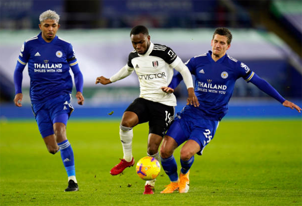 Phút 30, Fulham bất ngờ có bàn thắng mở tỷ số sau một tình huống phản công chớp nhoáng.  Andre-Frank Zambo Anguissa chuyền bóng tinh thế để Ademola Lookman băng xuống và dứt điểm hạ gục thủ thành Schmeichel.
