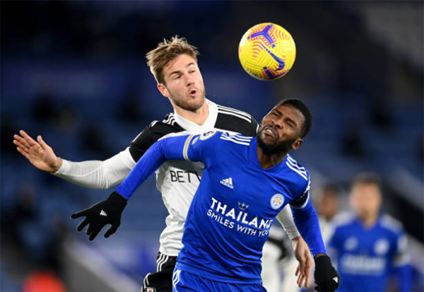 Sang hiệp 2, Leicester tăng hỏa lực bằng cách đưa Kelechi Iheanacho và Harvey Barnes vào sân.