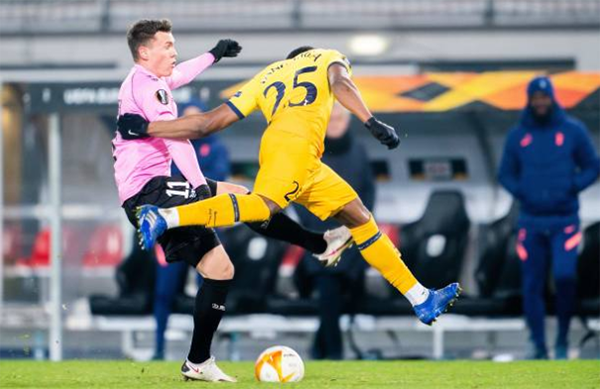 Sang hiệp 2, thế trận vẫn diễn ra đôi công, chủ nhà LASK không hề e sợ uy danh của Tottenham.