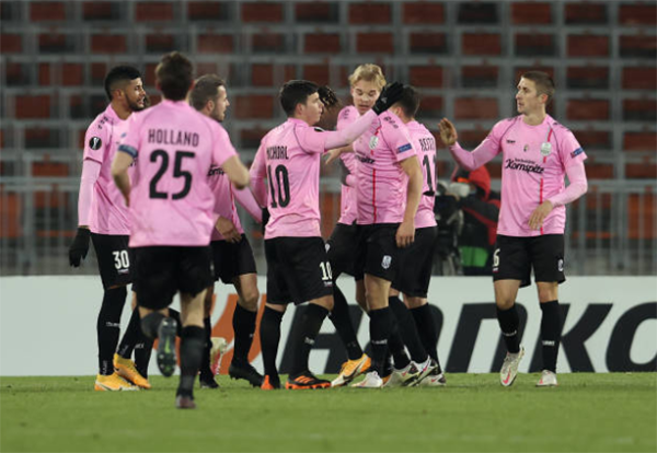 Tuy nhiên LASK vẫn không chịu khuất phục, họ vẫn duy trì sức ép và có được bàn thắng quân bình tỷ số ở phút thứ 90+3. Mamoudou Karamoko là người gieo sầu cho Joe Hart cũng với 1 cú sút xa ở ngoài vòng cấm hiểm hóc. Một lần nữa Joe Hart lại làm "bình phong" cho một siêu phẩm trong trận đấu. Chung cuộc, Tottenham bị LASK cầm hòa 3-3. Với 10 điểm có được sau 5 trận, Gà Trống đã giành tấm vé đi tiếp bất chấp kết quả của lượt trận cuối cùng (họ hơn LASK 3 điểm và đã giành chiến thắng ở trận lượt đi).