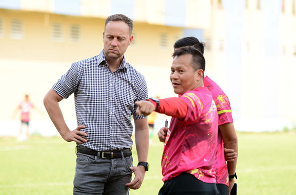 Nhằm rà soát lực lượng hướng đến những giải giao hữu cọ xát tiền V-League, chiều qua (26/12), CLB TP.HCM và DNH Nam Định có trận đấu trên sân Thành Long. Trước giờ bóng lăn, HLV Alexandre Polking đã có những trao đổi với trợ lý Lư Đình Tuấn về tình hình đội bóng.