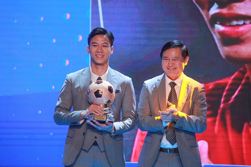 Quả bóng Đồng 2020 bóng đá nam thuộc về Quế Ngọc Hải. Trong một năm mà ĐTQG Việt Nam không thi đấu, Ngọc Hải để lại dấu ấn trong hành trình đăng quang của CLB Viettel.