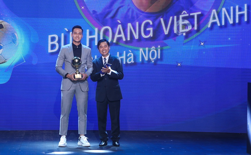 Danh hiệu cầu thủ trẻ xuất sắc nhất thuộc về Bùi Hoàng Việt Anh của CLB Hà Nội.