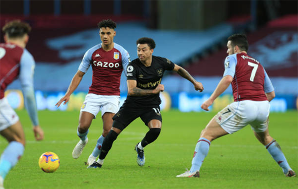 Aston Villa có bàn thắng rút ngắn tỷ số xuống còn 1-2 ở phút 81 sau khi Ollie Watkins sút tung lưới Lukasz Fabianski sau pha kiến tạo của Jack Grealish.