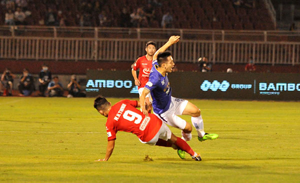 Pha vào bóng của Hoàng Thịnh khiến Hùng Dũng bị gãy chân. Ảnh: Trần Anh Tuấn.
