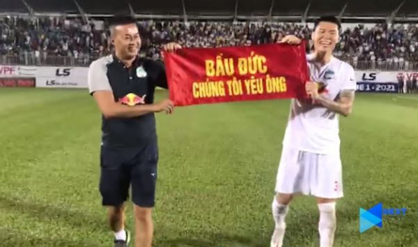 HLV thủ môn Nguyễn Quốc Việt (trái) và Kim Dong-su gửi lời tri ân đến bầu Đức.